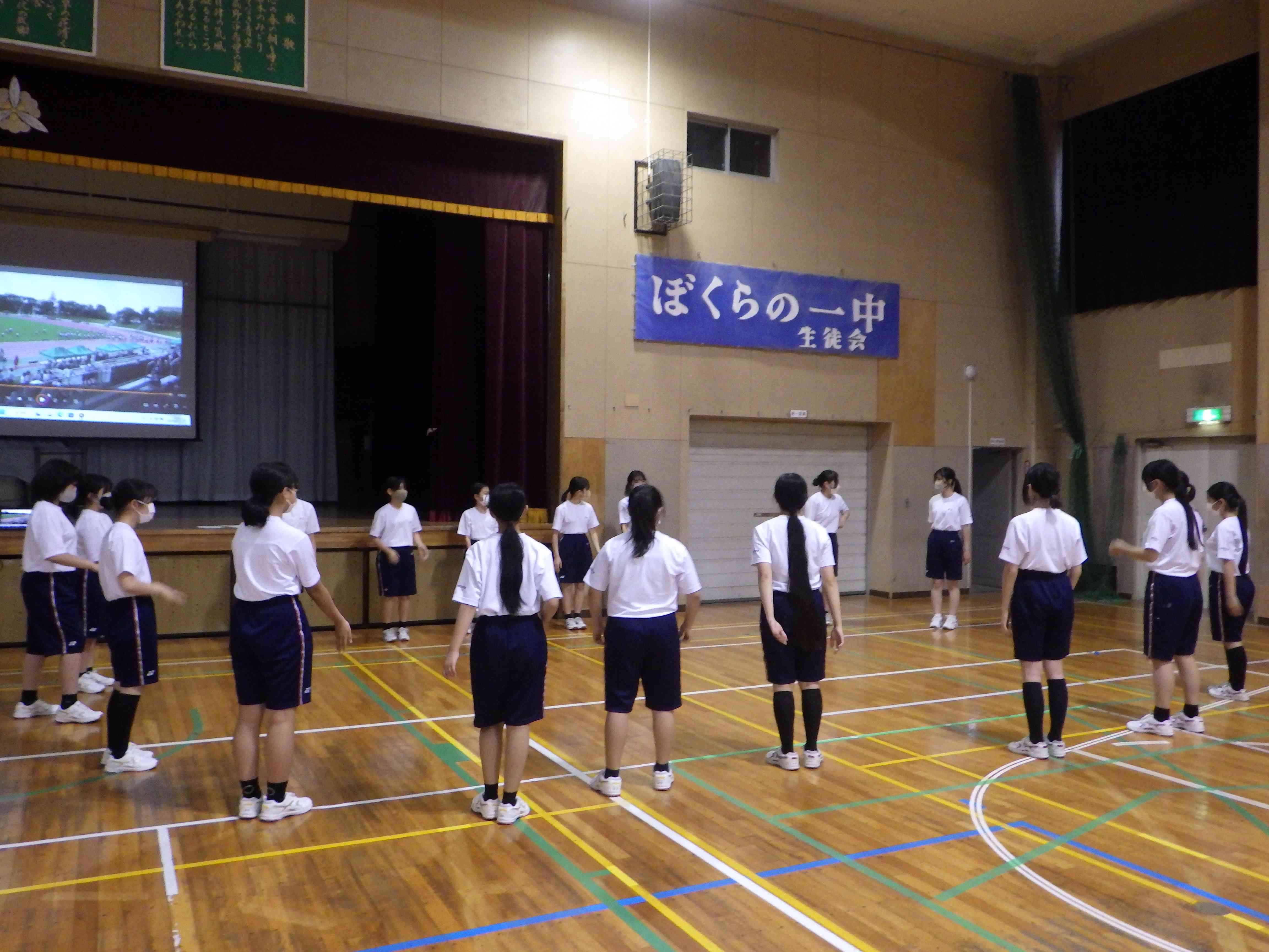 集団　女 